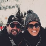 Jason Chicandier Instagram - Le ski ! Le ski c’est bien quand même. Petits on y allait avec des médecins qui se tapaient tous dans la frangipane. On aurait dit des legos, ils étaient tous compatibles. Ça sentait la chaussette épaisse pleine de transpi sur le radiateur, le fromage fondu, le Kiri des gosses, le feu de cheminée et un peu le foutre. C’était à Val d’Isere. Chaque année j’y retourne comme une madeleine de Proust. Comme m’a dit un pote promoteur totalement hermétique à l’écologie « Putain bientôt faudra partir dans l’Himalaya pour avoir de la transformée bordel ! ». La transformée c’est la quête ultime, comme de la coke lors d’une soirée entre plombards à La Fouillouse, sans, c’est pas pareil quoi ! Comme dirait Beigbeder « La coke a perdu de son intérêt depuis que mon garagiste en prend ! ». Et puis au ski tout est fourre, les bottes, les manteaux, les putes russes ! Après c’est un crédit conso par restaurant, des spaghettis bolo à 32 boules ? Et pourquoi pas ?! D’façon ailleurs ils skient sur des cailloux… après y’a une bonne ambiance, les mecs regardent ta femme comme une bière fraîche, personne ne connaît ni Philippe Poutou ni aucun humoriste France Inter « Gaspard Proust il est rigolo lui ! » qu’on m’dit dans la queue du télésiège ! C’est propre, les femmes sont belles, les enfants sont beaux, tu t’en mets pour 100 euros au SPAR pour 4 merdes, tu dévalises Fusalp, tu fais couler du fromage sur des patates, tu ronfles en lâchant des pets mitraillettes…t’auras rien apporté à l’humanité et ça c’est vraiment l’panard ! @paulineregz @valdisere @lesignalvaldisere @maisonchevallot @gaspard.proust @la_charpenterie_val @hoteltsanteleina @foliedoucevaldisere @villedelafouillouse @6tron_ @fredericbeigbeder.off1 @fusalp