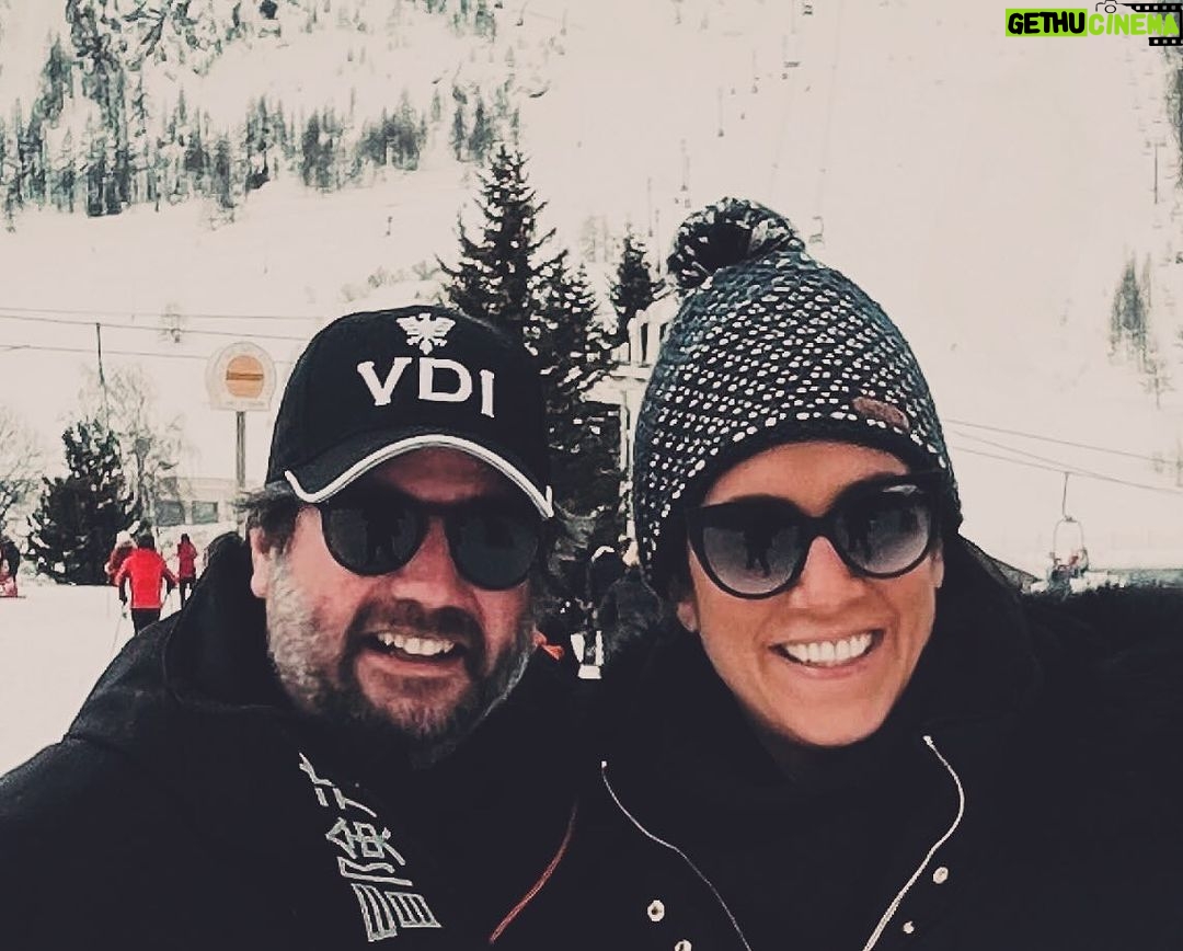 Jason Chicandier - 3.2K Likes - Le ski !
Le ski c’est bien quand même. Petits on y allait avec des médecins qui se tapaient tous dans la frangipane. On aurait dit des legos, ils étaient tous compatibles. Ça sentait la chaussette épaisse pleine de transpi sur le radiateur, le fromage fondu, le Kiri des gosses, le feu de cheminée et un peu le foutre. C’était à Val d’Isere. Chaque année j’y retourne comme une madeleine de Proust. Comme m’a dit un pote promoteur totalement hermétique à l’écologie « Putain bientôt faudra partir dans l’Himalaya pour avoir de la transformée bordel ! ». La transformée c’est la quête ultime, comme de la coke lors d’une soirée entre plombards à La Fouillouse, sans, c’est pas pareil quoi ! Comme dirait Beigbeder « La coke a perdu de son intérêt depuis que mon garagiste en prend ! ». Et puis au ski tout est fourre, les bottes, les manteaux, les putes russes ! Après c’est un crédit conso par restaurant, des spaghettis bolo à 32 boules ? Et pourquoi pas ?! D’façon ailleurs ils skient sur des cailloux… après y’a une bonne ambiance, les mecs regardent ta femme comme une bière fraîche, personne ne connaît ni Philippe Poutou ni aucun humoriste France Inter « Gaspard Proust il est rigolo lui ! » qu’on m’dit dans la queue du télésiège ! C’est propre, les femmes sont belles, les enfants sont beaux, tu t’en mets pour 100 euros au SPAR pour 4 merdes, tu dévalises Fusalp, tu fais couler du fromage sur des patates, tu ronfles en lâchant des pets mitraillettes…t’auras rien apporté à l’humanité et ça c’est vraiment l’panard ! @paulineregz @valdisere @lesignalvaldisere @maisonchevallot @gaspard.proust @la_charpenterie_val @hoteltsanteleina @foliedoucevaldisere @villedelafouillouse @6tron_ @fredericbeigbeder.off1 @fusalp