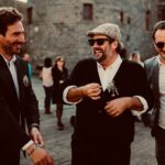 Jason Chicandier Instagram - 35 ans d’amitié ! Les amis c’est quoi ? Perso j’aurais tendance à dire : tout ! Un ami ça ne dit pas : « Prenez soin de vous ! ». Un ami ça sait ! Un œil, une façon de marcher, de se tenir à table. Un ami ça voit tout et ça reste pudique. Ça parle d’autre chose pour te sonder un peu. Ça fait des blagues, ça esquive, ça élude. Entre amis on ne se fait pas d’analyse sauvage, on ne va pas vers où ça blesse. On est là ! Voilà tout ! On se regarde, on s’aime, on sait que le temps est assassin alors on savoure, comme une part de tarte tatin encore chaude du four. Parfois, pudiquement on se tape sur l’épaule et pour nous ça veut dire « un milliard ». On se vanne la plupart du temps, on se charrie sur nos bandaisons, nos p’tits cachets bleus pour faire les bonhommes, on parade moins, on se ment moins aussi ! Les vrais amis c’est profond, c’est vital et c’est toujours là ! Fluctuat nec mergitur !