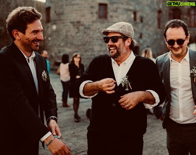 Jason Chicandier - 3.5K Likes - 35 ans d’amitié !
Les amis c’est quoi ? Perso j’aurais tendance à dire : tout ! Un ami ça ne dit pas : « Prenez soin de vous ! ». Un ami ça sait ! Un œil, une façon de marcher, de se tenir à table. Un ami ça voit tout et ça reste pudique. Ça parle d’autre chose pour te sonder un peu. Ça fait des blagues, ça esquive, ça élude. Entre amis on ne se fait pas d’analyse sauvage, on ne va pas vers où ça blesse. On est là ! Voilà tout ! On se regarde, on s’aime, on sait que le temps est assassin alors on savoure, comme une part de tarte tatin encore chaude du four. Parfois, pudiquement on se tape sur l’épaule et pour nous ça veut dire « un milliard ». On se vanne la plupart du temps, on se charrie sur nos bandaisons, nos p’tits cachets bleus pour faire les bonhommes, on parade moins, on se ment moins aussi ! Les vrais amis c’est profond, c’est vital et c’est toujours là ! Fluctuat nec mergitur !