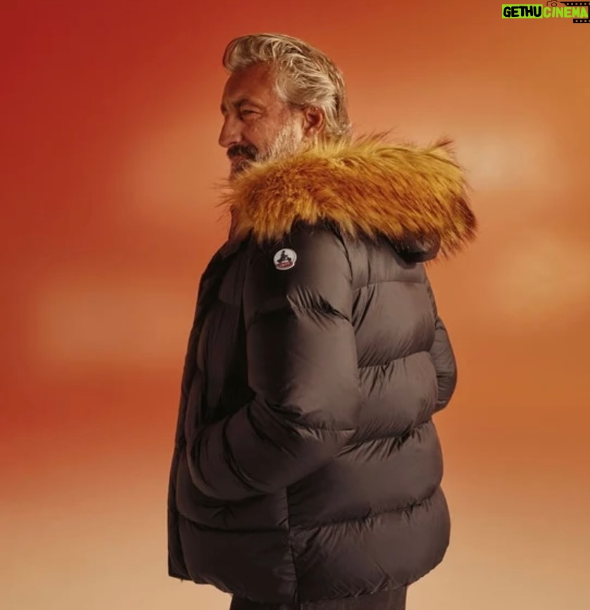 Jason Chicandier - 4K Likes - Le promoteur immobilier !
Déjà il redescend toujours du ski, il a une veste Jott tout le temps, il gare son Range Rover directement sur ton Scenic, sur deux roues tranquille ! Le mec il te parle mais il est toujours au téléphone ! Il n’arrête pas de faire des « coups de fusil » comme il dit alors que toi tu viens de faire un crédit conso pour payer tes arriérés d’impôts. Généralement il a fini son année en janvier et comme si c’était un maître samouraï, il veut tout découper ! Toi tu vois une belle fermette du XVeme siècle, lui il voit 30 studettes et une agence immo en rez-de-chaussée ! Sa femme et ses copines se ressemblent toutes parce qu’elles sont tirées par le même chirurgien plastic, bouche de mérou, fesses de 12 ans, pattes fines genre sauterelles, sac à main hors de prix, montre et bague à 5 chiffres et Lou Boutin ! Elles font 20 h de sport par semaine ! Elles disent « Avec choux on hésite entre les Maldives et les Seychelles ! » et le mec quand il trouve qu’elle est trop con, il lui enfourne directement des billets de 200 dans la gueule ! C’est un très beau métier je trouve, c’est pas donné à tous car faut vraiment aimer les gens et les Porsches et les restaurants dans lesquels la musique est beaucoup trop forte !