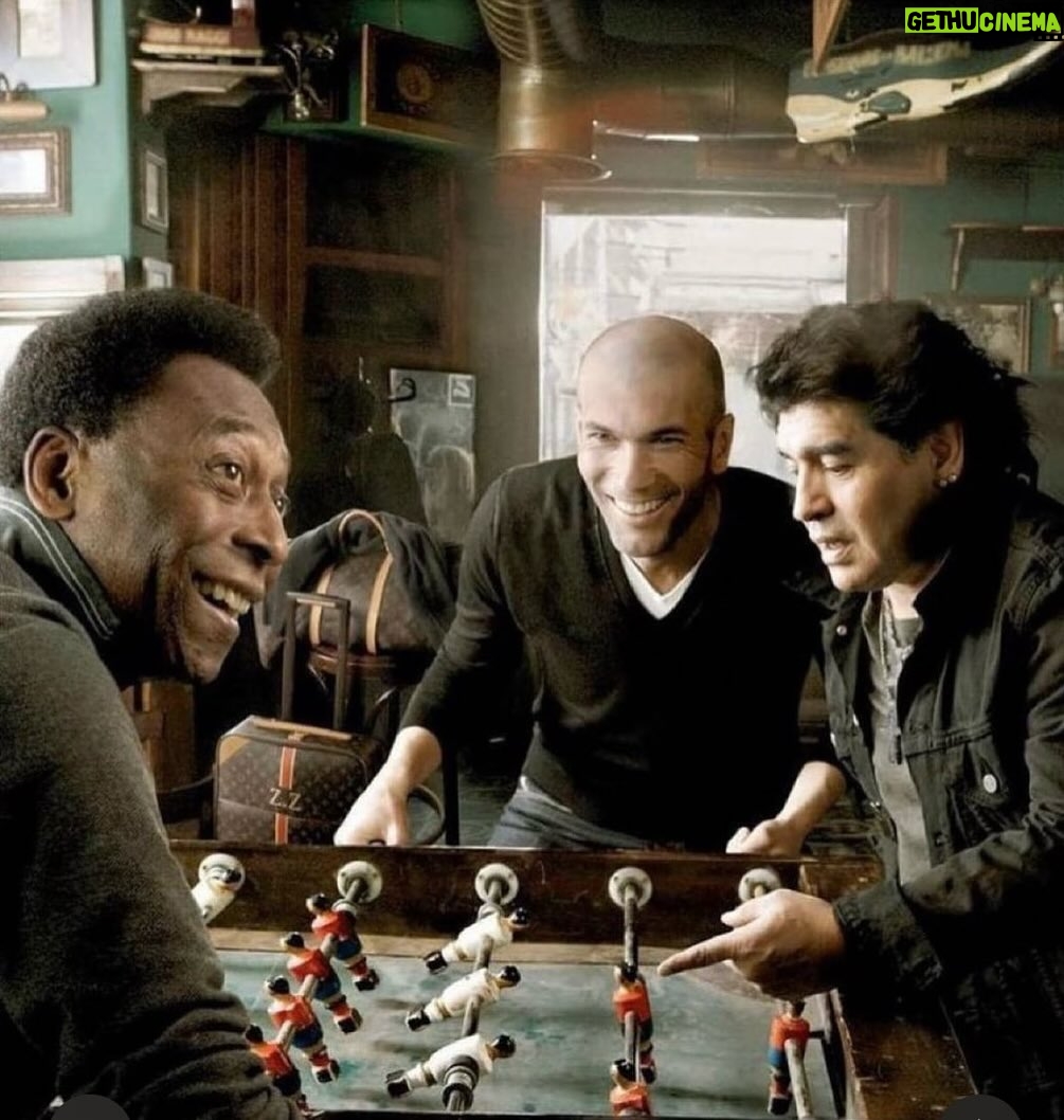Jason Chicandier - 4.2K Likes - Photo légendaire entre Zizou, Pelé et Frederic François ! @zidane @pele @frederic_francois_officiel