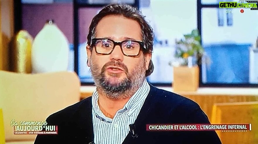 Jason Chicandier - 4.7K Likes - Suite au passage chez Faustine mon public s’est sensiblement féminisé ! Quasiment plus de menaces… c’est cool ! Alors merci les filles, c’est adorable de recevoir des culottes, des bikinis et l’eau de votre bain mais mon cœur appartient à la Ramirez, vous le savez bien. Sans déc’ merci pour vos gentils mots les filles, ça fait du bien, apparemment il y avait donc un petit cœur de beauf sous la bête ! Nos mondes ne sont pas si éloignés ! Heal the World for a better day ! Et comme disait mon oncle Chantal Chicambier « Il y a souvent un barbu qui se cache derrière un barbu ! ». Des milliers de baisers et merci encore ! @faustinebollaert @cacommenceauj @paulineregz