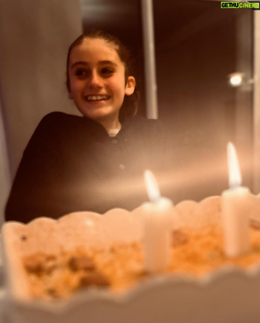 Jason Chicandier Instagram - Avoir 11 ans ! Faut découvrir tout. Bientôt l’adolescence, les angoisses, les doutes, les premiers chagrins, les premiers excès, les premiers vrais gros mensonges. Rentrer dans sa bulle. Faudra passer le Bac, le permis de conduire, choisir sa voie. Être déçue, encore, encore. S’emballer…trop… être déçue à nouveau. Voir ses parents vieillir, devenir irascibles, vieux schnocks, trouver la bonne personne…ou jamais (ça c’est le père qui parle et qui veut qu’elle soit toujours à la maison) ! Douter ! Douter ! Toujours douter, vouloir changer l’monde, trouver sa place dans ce merdier ! Est-ce qu’on y retournerait nous les parents connaissant tout ce qu’il reste à parcourir ? Est-ce qu’on se jèterait à nouveau dans l’arène ? Je ne sais pas dire, c’est un choix cornélien qu’on ne nous posera jamais ! Avoir 11 ans c’est une promesse déjà ! Bon anniversaire ma Nanouchka et même si dans un an tu auras des écouteurs sur la gueule en nous faisant des doigts et ben avec la Rami quand on te regarde on a la même tronche que lorsqu’on vient de finir un meuble IKEA ! Une immense fierté ! @paulineregz