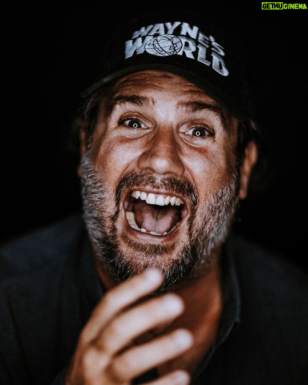 Jason Chicandier Instagram - Découvrez la chronique de Chicandier- Le golf J’adore le golf. Alors bien sûr, ça fait « p’tit bourge », c’est évident. En fait ça n’est précisément pas de mon fait si j’aime ce sport (on parle de loisir à tort). Mon père a décrété en 1990 que la famille se mettrait au golf, ma mère, mon frère et moi. Au départ c’était comme une sorte de thérapie familiale je crois. Nous allions apprendre plus tard que mon père y avait une danseuse mais qu’importe, j’étais piqué. Lien de l’article en bio 🖋️ @chicandier 📸 @guilhemcanal Montpellier, France