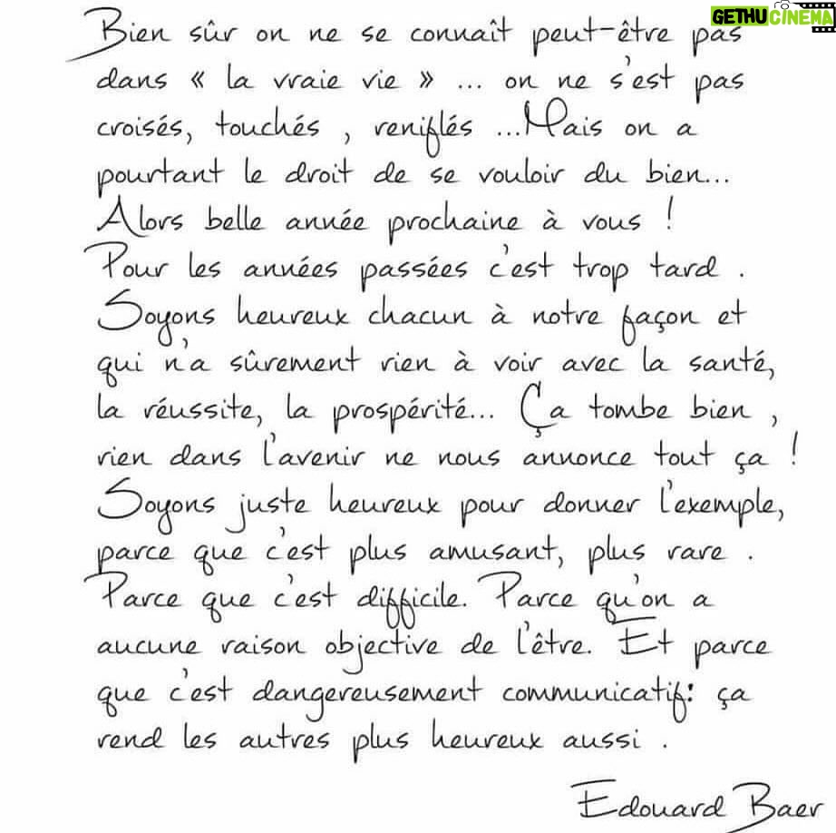 Jason Chicandier - 3.9K Likes - J’adorerais voir une émission légère dans laquelle Édouard Baer partirait à la recherche des petits bonheurs simples un peu comme dans le livre « La première gorgée de bière ». La café croissant du matin, faire un gâteau en famille, la fête foraine, observer les habitués aux comptoirs d’un café de village, les marchés, dauber sur ses potes en bagnole avec sa femme, raconter des blagues un peu « olé olé », se lover devant un bon film, une bonne série. On a besoin de sa voix chaude et rassurante pour se dire qu’il y a plein de petits plaisirs simples, fédérateurs, conviviaux. Déjà je vais éteindre les chaînes d’info en continue et je vais acheter un bouquet à la Rami ! Je me suis réveillé attaché au radiateur à côté de Passe-Muraille et un paon…je suis certain qu’il y a une explication mais dans le doute, c’est plus simple de demander pardon ! @edouardbaer @paulineregz
