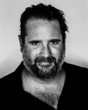 Jason Chicandier Instagram - J’emmerde la bien-pensance !

Journaleux guauchisants ayant un avis sur tout ! J’emmerde Jean-Michel Apathie, bourgeois trotskiste qui vit le cul dans de la soie. J’emmerde les donneurs de leçons. Les « premiers degrés ». Ceux qui dénoncent. Ceux qui mettent des commentaires de merde parce qu’ils n’ont pas de vie. J’emmerde les stars qui disent « je hais les réseaux sociaux » alors qu’ils ont une page FB et Insta bien active ! J’emmerde les comédiens boomers qui ne disent pas bonjour aux techniciens ! J’emmerde les vegans, les iron-men qui font la leçon sur la vie ! J’emmerde les wokistes et leur politique d’abrutis ! J’aime le bruit des oiseaux, l’odeur d’une femme au marché, les chrysanthèmes, le jasmin, j’aime les hommes qui pleurent ! J’aime cette sensation inodore qu’est le doute ! Et toute ma vie le doute restera mon odeur de jasmin ! @guilhemcanal