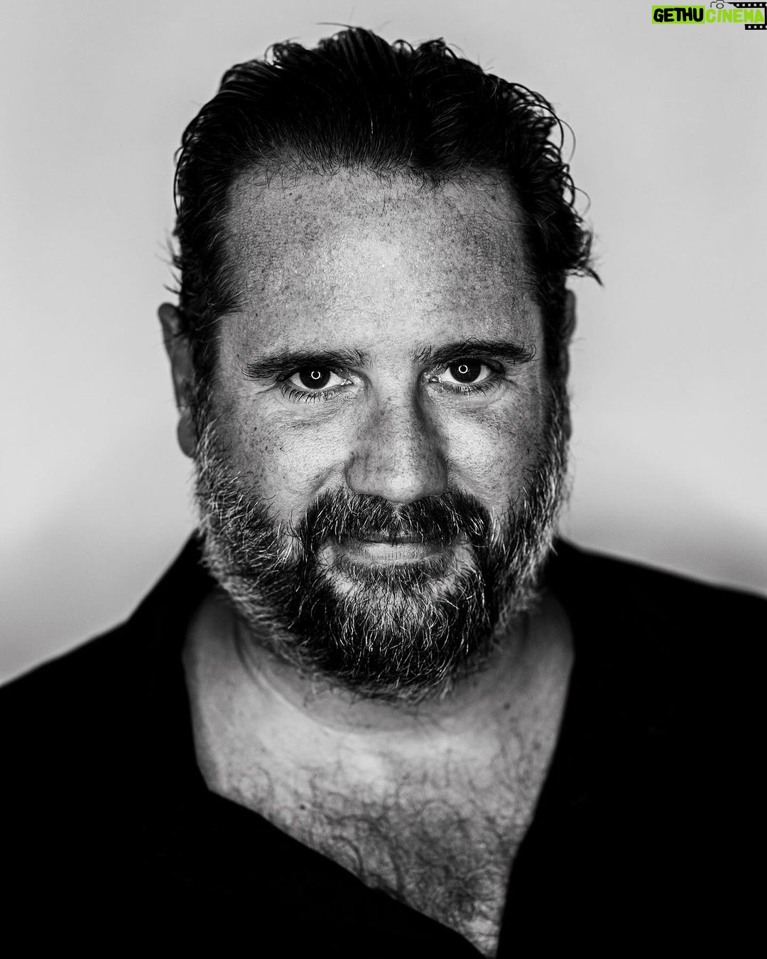 Jason Chicandier - 9.6K Likes - J’emmerde la bien-pensance !
Journaleux guauchisants ayant un avis sur tout ! J’emmerde Jean-Michel Apathie, bourgeois trotskiste qui vit le cul dans de la soie. J’emmerde les donneurs de leçons. Les « premiers degrés ». Ceux qui dénoncent. Ceux qui mettent des commentaires de merde parce qu’ils n’ont pas de vie. J’emmerde les stars qui disent « je hais les réseaux sociaux » alors qu’ils ont une page FB et Insta bien active ! J’emmerde les comédiens boomers qui ne disent pas bonjour aux techniciens ! J’emmerde les vegans, les iron-men qui font la leçon sur la vie ! J’emmerde les wokistes et leur politique d’abrutis ! J’aime le bruit des oiseaux, l’odeur d’une femme au marché, les chrysanthèmes, le jasmin, j’aime les hommes qui pleurent ! J’aime cette sensation inodore qu’est le doute ! Et toute ma vie le doute restera mon odeur de jasmin ! @guilhemcanal