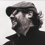 Jason Chicandier Instagram - On les emmerde ! Pour toujours mes Seigneurs ! Audiard, Dard, Chaplin, Elvis, Michael Jackson, Céline, Bergman, Mocky, Sautet, De Beauvoir, Sartre, Kubrick, Claude François, Trenet, Miller, Allen, Desplechin, Tarantino, Groland, Choron, Coluche, Ricky Gervais, Louis C.K, Blanche Gardin, H, Decaune, Garcia, la Playmate, Benny Hill, Monty Pythons, les Nuls, les Inconnus, Baer, Dujardin, Belmondo, Marielle, les Valseuses, Lolita, le porno, Blier, Dewaere, Rochefort, Villeret, Picasso, Bedos, Cazanova, Cyrano, Belle de Jour, Pialat, Brel, Johnny, Dutronc, Mitchell, Montand, Noiret, Gauguin, Van Gogh, Molière, Voltaire, Colomb, Napoléon, Charles Quint, Charlemagne, NTM, Baudelaire, Maupassant, Louis IX, Bouvard, Rita Mitsouko, Mireille, Guy Luxe, Gainsbourg, Yves Saint Laurent , nous n’effacerons jamais rien ! Au même titre qu’il existait « Il est interdit d’interdire », on peut aujourd’hui dire sans vergogne « Effaçons les effaceurs ! »