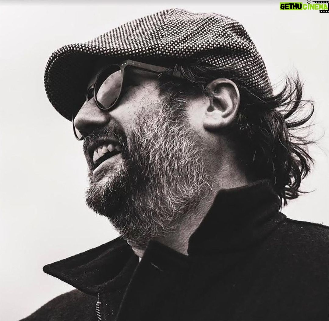 Jason Chicandier Instagram - On les emmerde ! Pour toujours mes Seigneurs ! Audiard, Dard, Chaplin, Elvis, Michael Jackson, Céline, Bergman, Mocky, Sautet, De Beauvoir, Sartre, Kubrick, Claude François, Trenet, Miller, Allen, Desplechin, Tarantino, Groland, Choron, Coluche, Ricky Gervais, Louis C.K, Blanche Gardin, H, Decaune, Garcia, la Playmate, Benny Hill, Monty Pythons, les Nuls, les Inconnus, Baer, Dujardin, Belmondo, Marielle, les Valseuses, Lolita, le porno, Blier, Dewaere, Rochefort, Villeret, Picasso, Bedos, Cazanova, Cyrano, Belle de Jour, Pialat, Brel, Johnny, Dutronc, Mitchell, Montand, Noiret, Gauguin, Van Gogh, Molière, Voltaire, Colomb, Napoléon, Charles Quint, Charlemagne, NTM, Baudelaire, Maupassant, Louis IX, Bouvard, Rita Mitsouko, Mireille, Guy Luxe, Gainsbourg, Yves Saint Laurent , nous n’effacerons jamais rien ! Au même titre qu’il existait « Il est interdit d’interdire », on peut aujourd’hui dire sans vergogne « Effaçons les effaceurs ! »