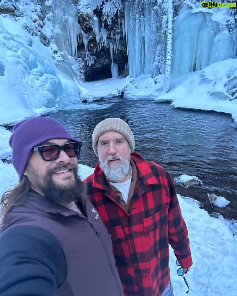 Jason Momoa Instagram - HAPPY NEW YEAR from @meilivodka rest relax recharge in nature with my Ohana. All my aloha to everyone 2024 is gonna be amazing. Miss you toddy. Aloha j&B