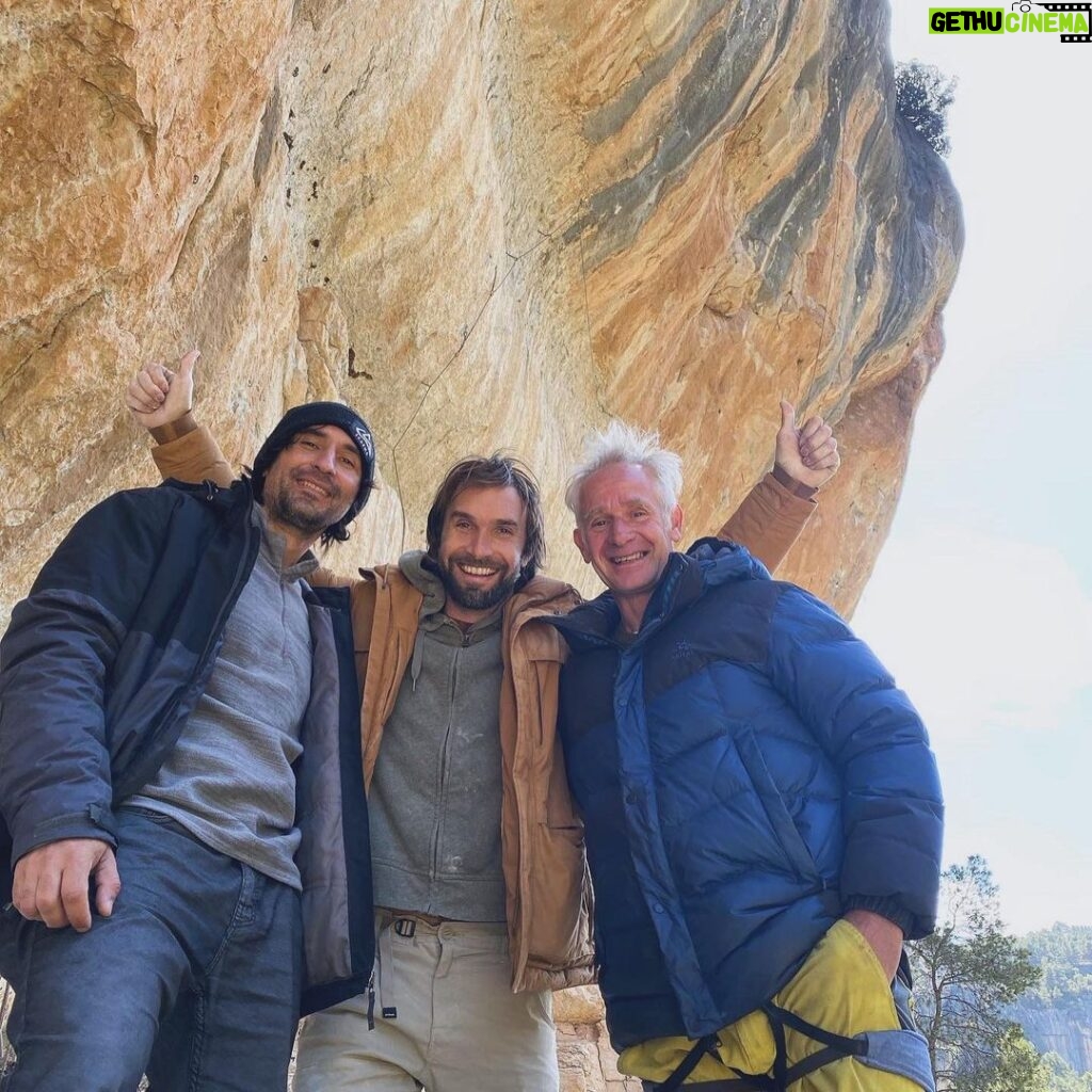 Jason Momoa Instagram - Grateful for a year full of amazing experiences with friends and family on and off the rocks😀🙏🙏. Thanks to everyone who have been a part of this journey and thanks to you all for following along. I wish you all health, lots of love, friendship and amazing experiences for this new year , let’s go!!! A special thank you to mi amor @alarconjimena for all of the love and support you’ve provided for me and our family te amo ❤️🙏🙏🙏🙏 @prana @tenayaclimbing @sharmaclimbing @petzl_official @trublueclimbing