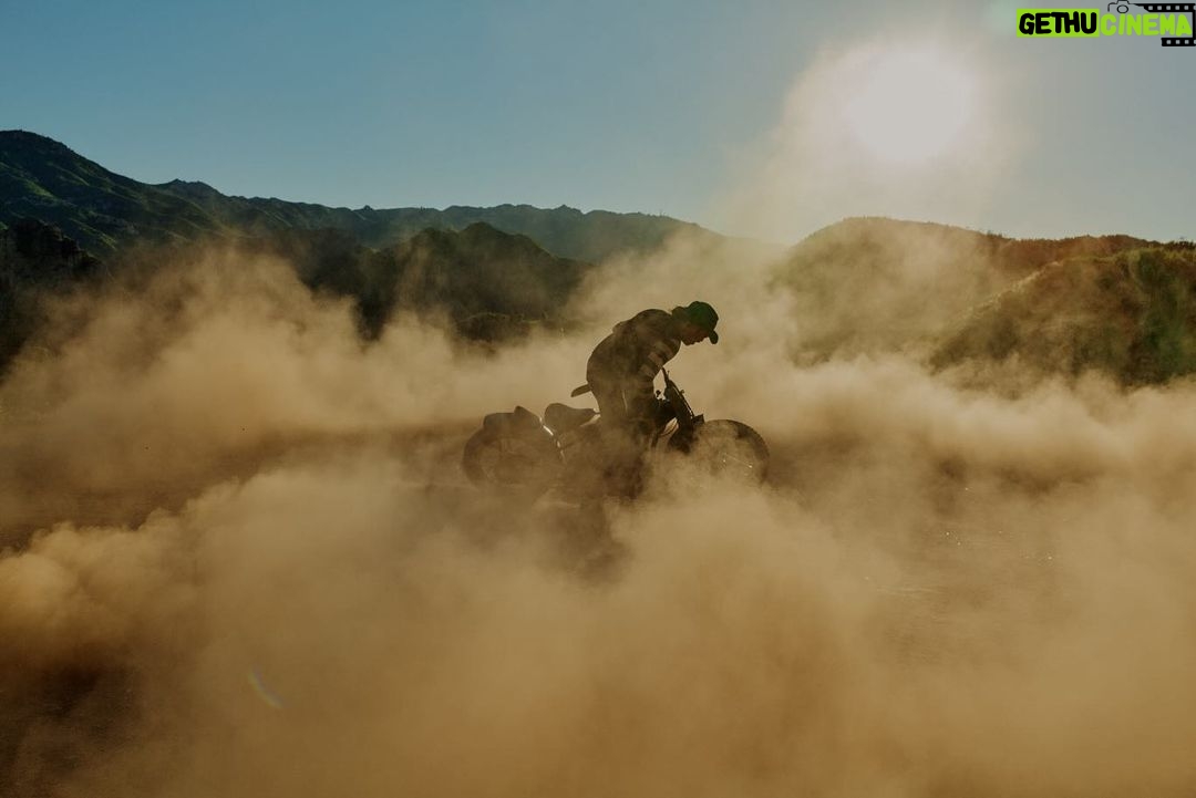 Jason Momoa Instagram - Living the dream. Are you watching #OnTheRoam? The first two episodes of @prideofgypsies eight-part cinematic docuseries are now streaming on @streamonmax. Tune in to follow along as he travels the country chasing art, adventure and friendship. Oh, and there’s lots of motorcycles. Congrats to Jason and team on capturing this beautiful journey and sharing it with the world. Directed by @brianandrewmendoza & @prideofgypsies Cinematographer: @da_bray Photographer: @stockezy #HarleyDavidson