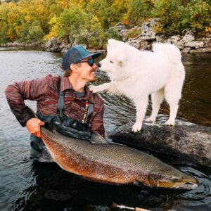 Jasper Pääkkönen Instagram - Let me see.. ok… approved. Throwback to when @talesoftaiga was still learning to be a fishing guide. #vanhakuva  #flyfishing #patagoniaflyfishing #visionflyfishing #samoyed 📷: @real_rastivo