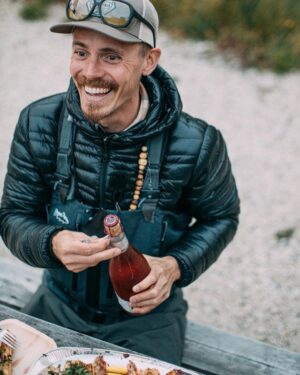 Jasper Pääkkönen Instagram - Throwback to last year - the smile when a two-Michelin-star chef joins you on a day on the river and sets the table with some Food-with-a-capital-F instead of the normal camping grub you’ve had for the past week. Hansin matkassa telkkarissa joskus lähihetkinä/aikoina/päivinä - ajantaju katoaa tämän karanteenikooman keskellä. @hans_valimaki 📷: @real_rastivo #patagoniaflyfishing #hansinmatkassa #happierdays ps. thanks for the reindeer @paeira 💪🏼