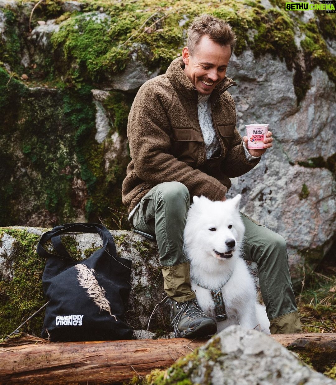 Jasper Pääkkönen Instagram - Kaupallinen yhteistyö. Suomalainen perheyritys kutsui metsäkävelylle kokeilemaan uusia kasvipohjaisia Friendly Viking’s -tuotteitaan, ja lähdin mielelläni, sillä firman kaurajuoma on tuttu tuote (ja tuotemerkin nimessäkin on kai joku linkki). Hauska päivä nuotion äärellä. (Yhteistyössä @friendlyvikings_suomi kanssa)