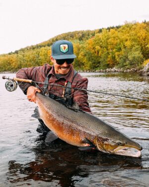 Jasper Pääkkönen Instagram - Throwback to the absolute highlight of this past salmon season. A 117cm croc caught on a skated dry fly. 
.
.
.
.
#atlanticsalmon #rocknrollflyfishing #dryfly #patagoniaflyfishing #visionflyfishing #hups #merisuola 📷: @real_rastivo
