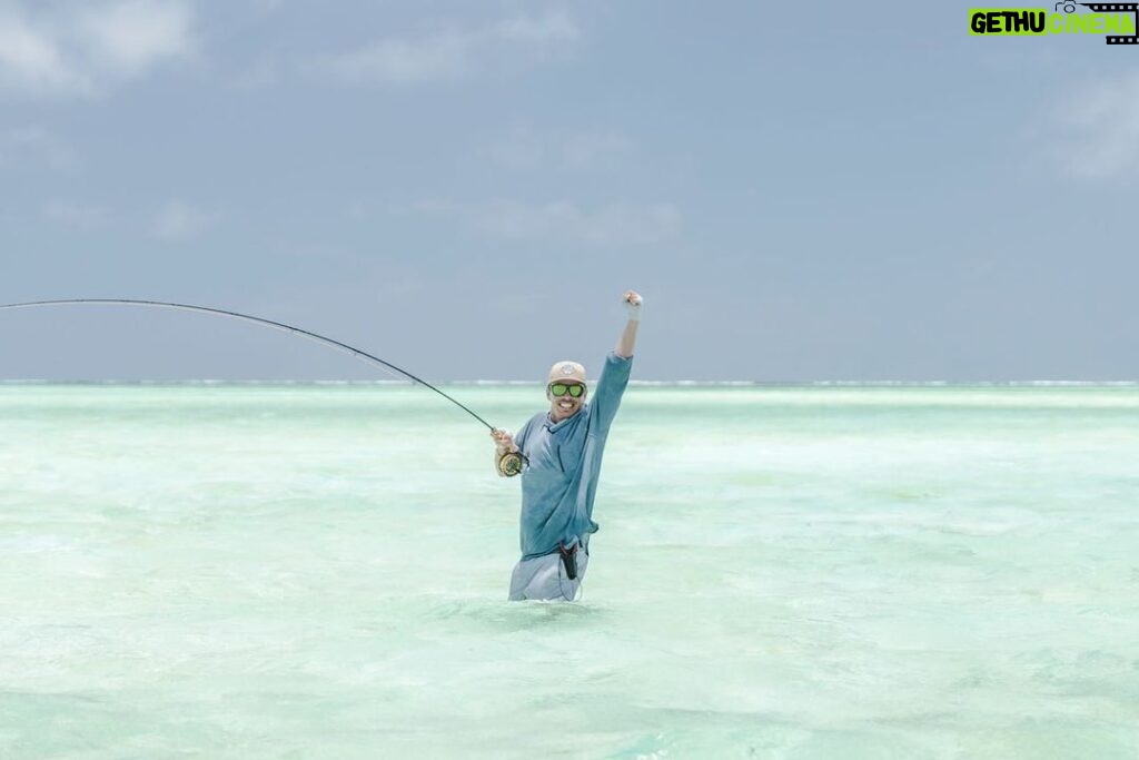 Jasper Pääkkönen Instagram - Fishing for indo pacific permit with two legends, Yvon Chouinard, a front-runner of environmental activism & founder of @patagonia and Alex Quatre, eagle eyed guide extraordinaire. Amazing times on Alphonse. . Photos by @brianchucky for @alphonsefishingco @bluesafariseychelles @keithroseinnesflyfishing @murrayc69 #permitonfly #alphonseisland #superflies