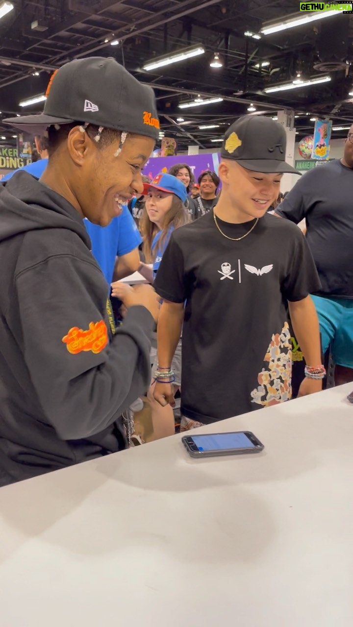 Javon Walton Instagram - Stepped away from my booth at @sneakercon to help @ebaysneakers authenticate 😈