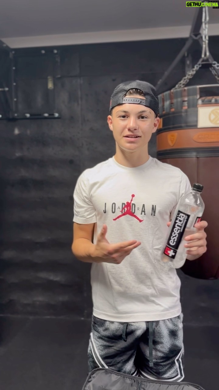 Javon Walton Instagram - What’s in my gym bag?? @essentiawater #overachievingh2o