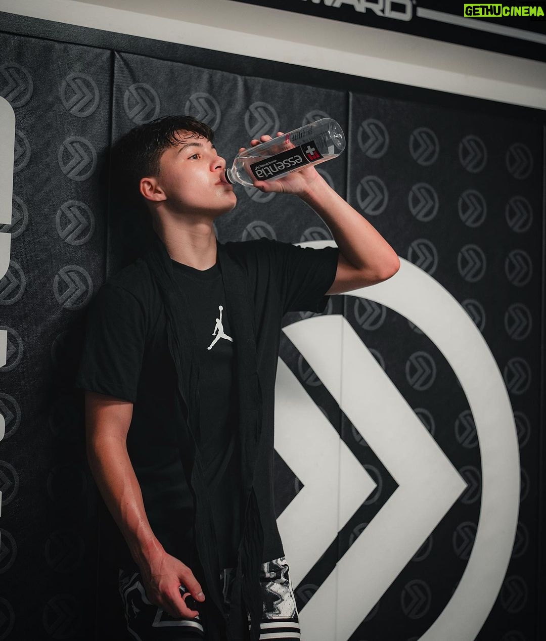 Javon Walton Instagram - Hydrated with the best‼️ @essentiawater #EssentiaPartner