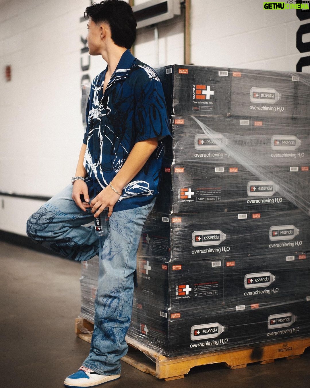 Javon Walton Instagram - @essentiawater x @brooklynnets! Last night was chill hanging with my Essentia fam kicking off their new partnership with the Brooklyn Nets. What’s crazy is if you’re in New York, @essentiawater is giving you a chance win a true VIP experience, Courtside Seats to a Nets game and dinner at the Crown Club. Hit their Instagram for details on how to enter. #EssentiaFuelsBK #Sweepstakes #EssentiaPartner Barclay Center Brooklyn, New York