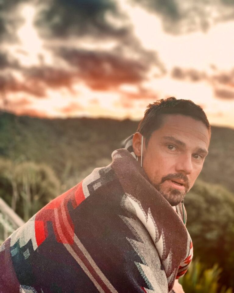 Jay Ryan Instagram - After several years of very polite government questioning and pleasant paperwork, along with drinking maple syrup 🍁 regularly - I’m officially a Canadian (on paper) 🇨🇦🇨🇦🇨🇦 Yay! Here’s a pic of me wrapped in my @pendletoncanada blanket to prove it. 😘 Thanks Canada! x