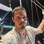 Jay Ryan Instagram - Homeward bound.. & that ladies & gentlemen, is a picture wrap on #TheBlue.. No more lines 📝 or knots 🪢 to learn! Thank you #Thailand for you generous hospitality. Coming soon to #Paramount+. 🙏 🇹🇭🇵🇭🇬🇧🇦🇺🇺🇸 ⛵️