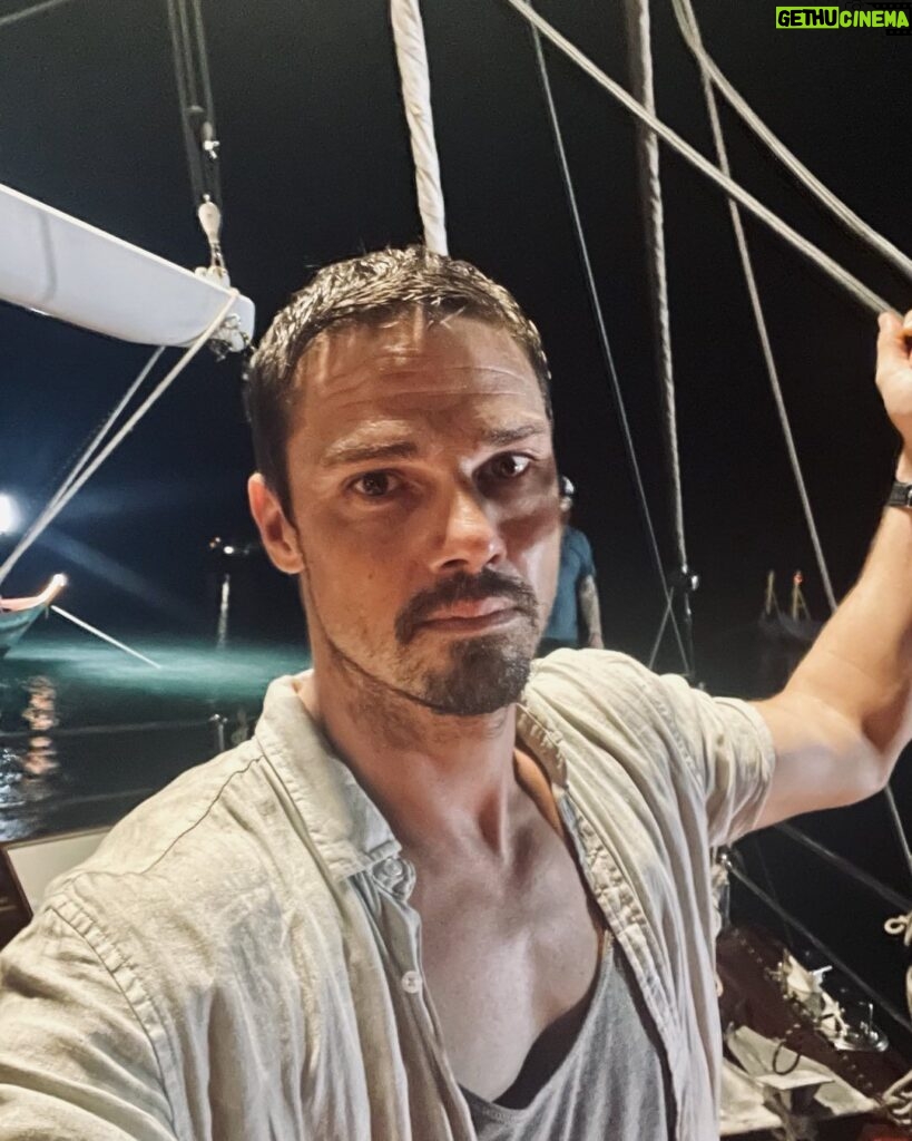 Jay Ryan Instagram - Homeward bound.. & that ladies & gentlemen, is a picture wrap on #TheBlue.. No more lines 📝 or knots 🪢 to learn! Thank you #Thailand for you generous hospitality. Coming soon to #Paramount+. 🙏 🇹🇭🇵🇭🇬🇧🇦🇺🇺🇸 ⛵