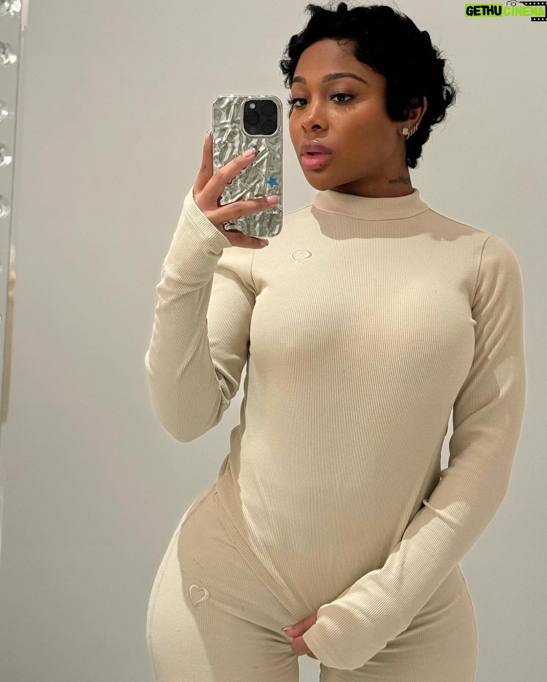 Jayda Cheaves Instagram - It’s something bout my mirror pics….