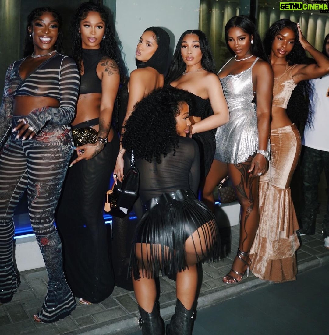Jayda Cheaves Instagram - Sorry just been living in the moment enjoying life , not snapping many pics 🌎 but here’s a couple captured during the midst of fun. Cheers to 2024 🥂 Lagos, Nigeria