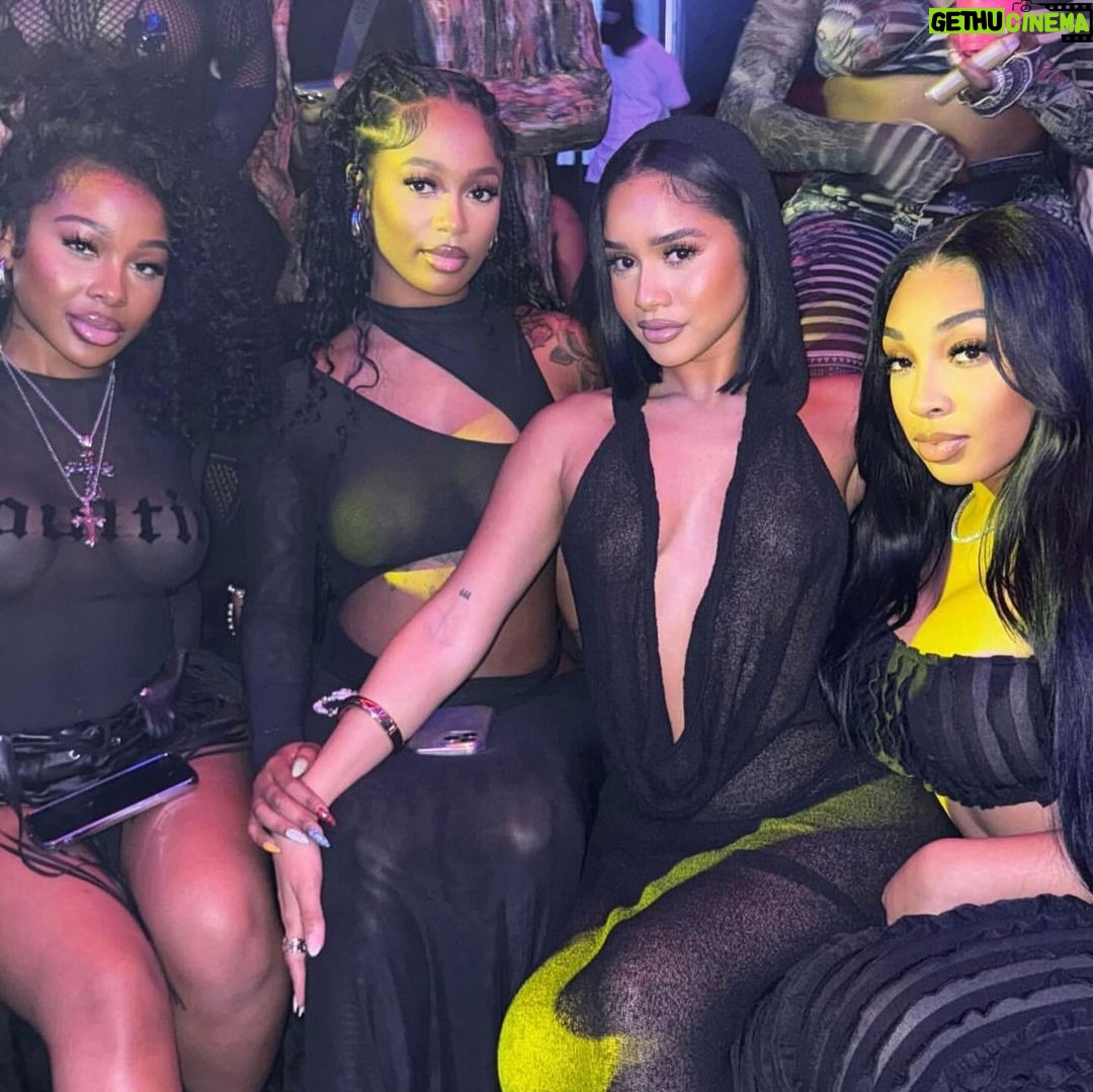 Jayda Cheaves Instagram - Sorry just been living in the moment enjoying life , not snapping many pics 🌎 but here’s a couple captured during the midst of fun. Cheers to 2024 🥂 Lagos, Nigeria