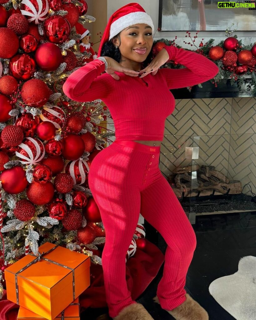 Jayda Cheaves Instagram - It’s a @waydaminbrand Christmas ❤️ See yall tomorrow on the site 12pm est 🧑🏽‍🎄🧑🏽‍🎄🧑🏽‍🎄