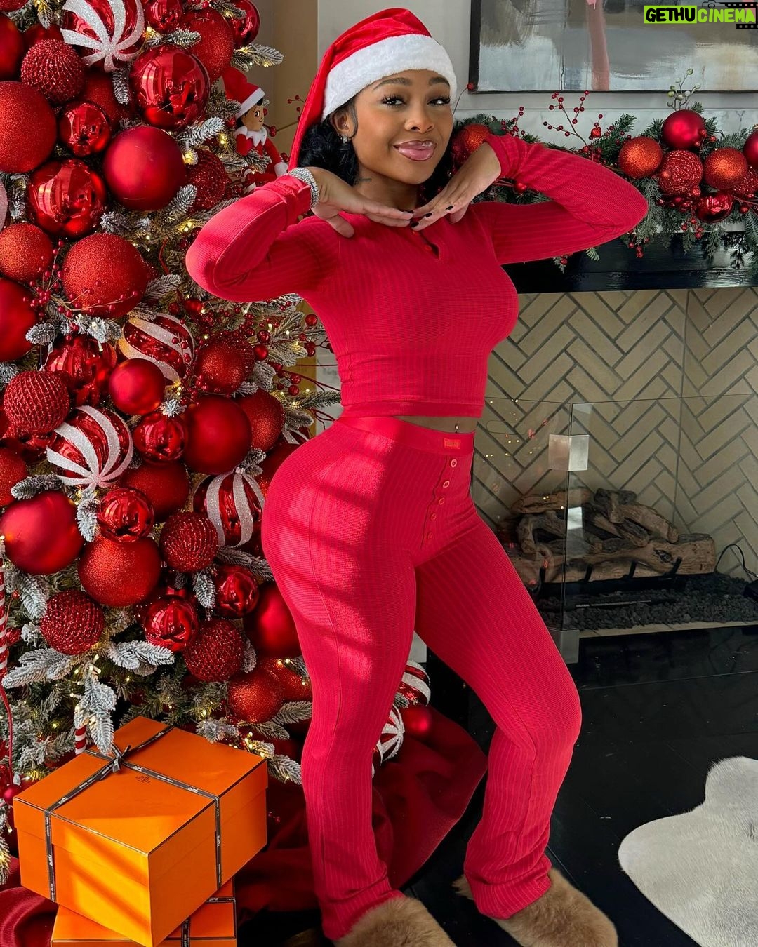 Jayda Cheaves Instagram - Itβs a @waydaminbrand Christmas β€οΈ See yall tomorrow on the site 12pm est π§π½βππ§π½βππ§π½βπ