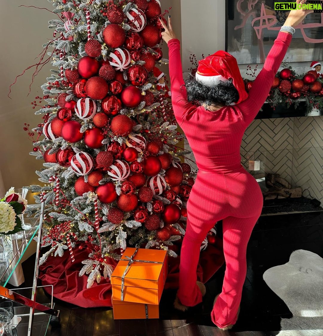 Jayda Cheaves Instagram - Itβs a @waydaminbrand Christmas β€οΈ See yall tomorrow on the site 12pm est π§π½βππ§π½βππ§π½βπ