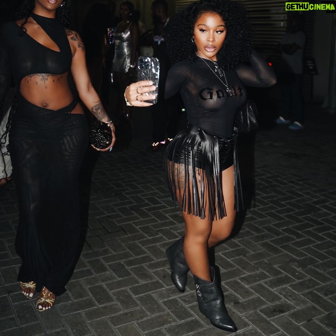 Jayda Cheaves Instagram - Sorry just been living in the moment enjoying life , not snapping many pics 🌎 but here’s a couple captured during the midst of fun. Cheers to 2024 🥂 Lagos, Nigeria