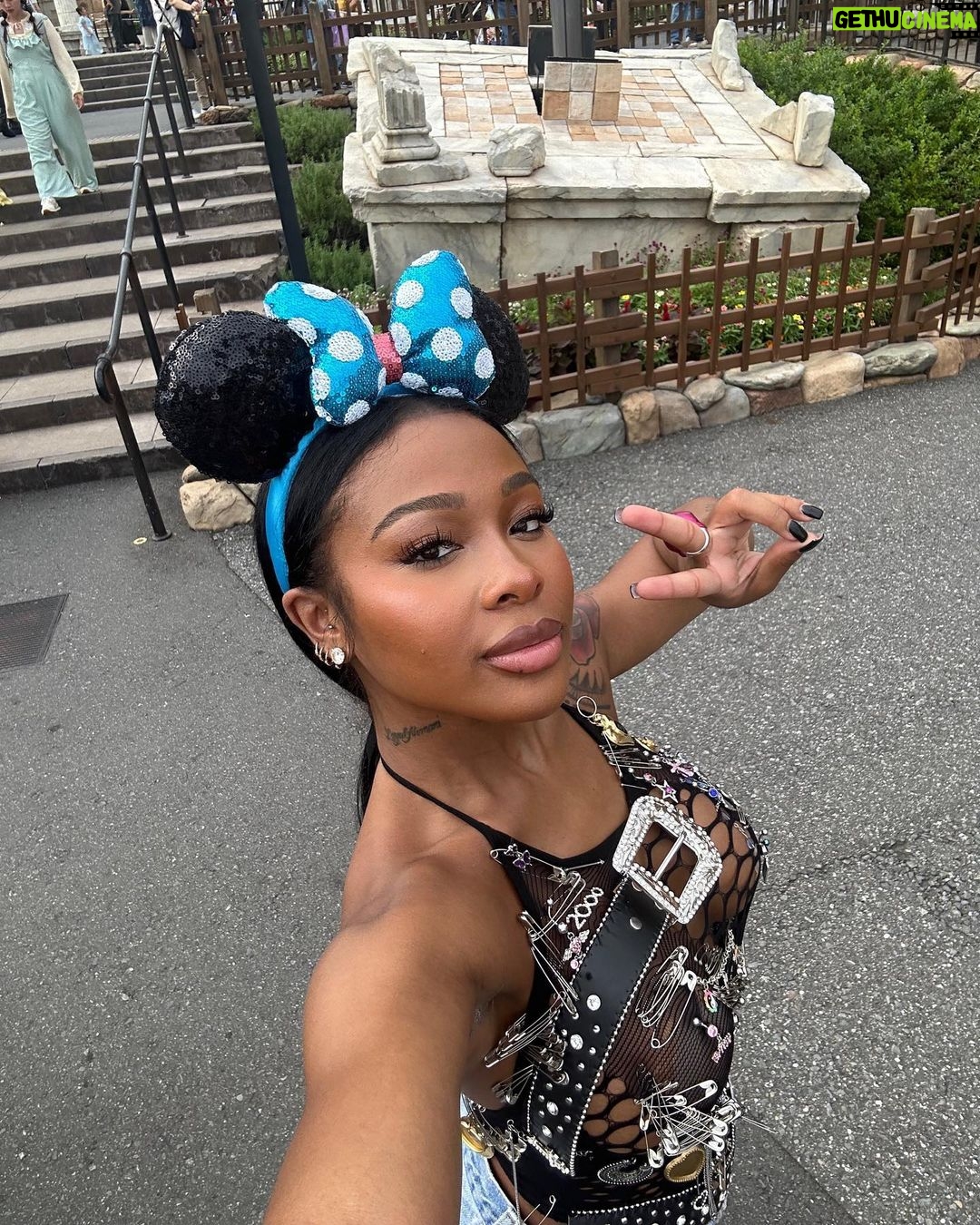 Jayda Cheaves Instagram - Only thing I have to worry about is adjusting to the time zones. 馃彴 Tokyo Disneysea (鏉变含 銉囥偆銈恒儖銉笺偡