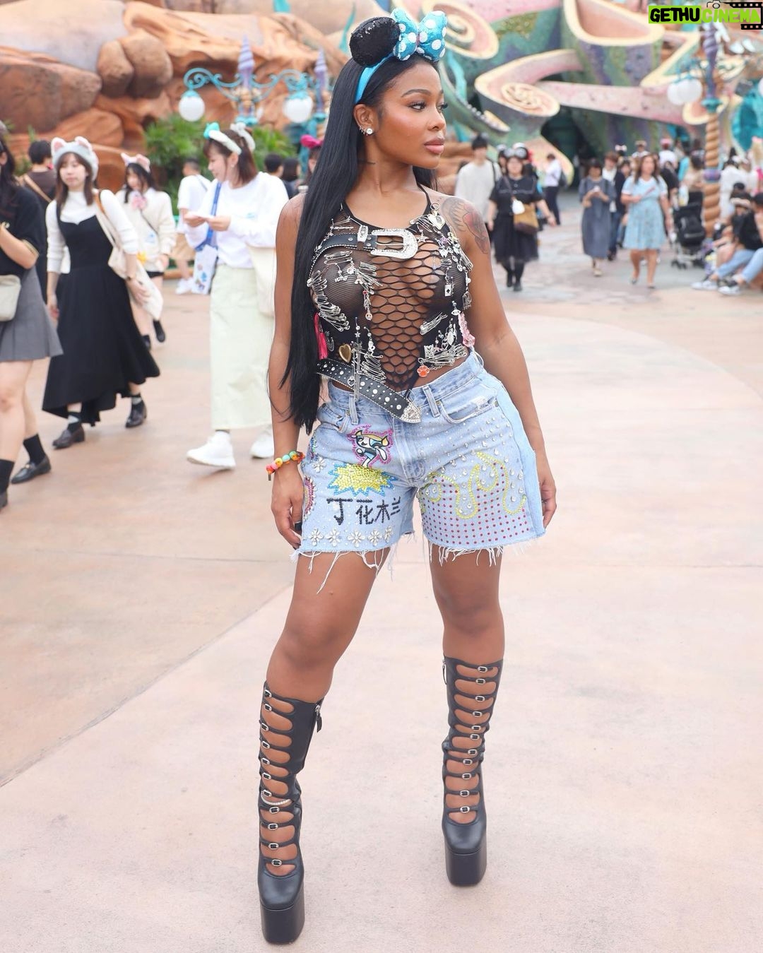 Jayda Cheaves Instagram - Only thing I have to worry about is adjusting to the time zones. 馃彴 Tokyo Disneysea (鏉变含 銉囥偆銈恒儖銉笺偡