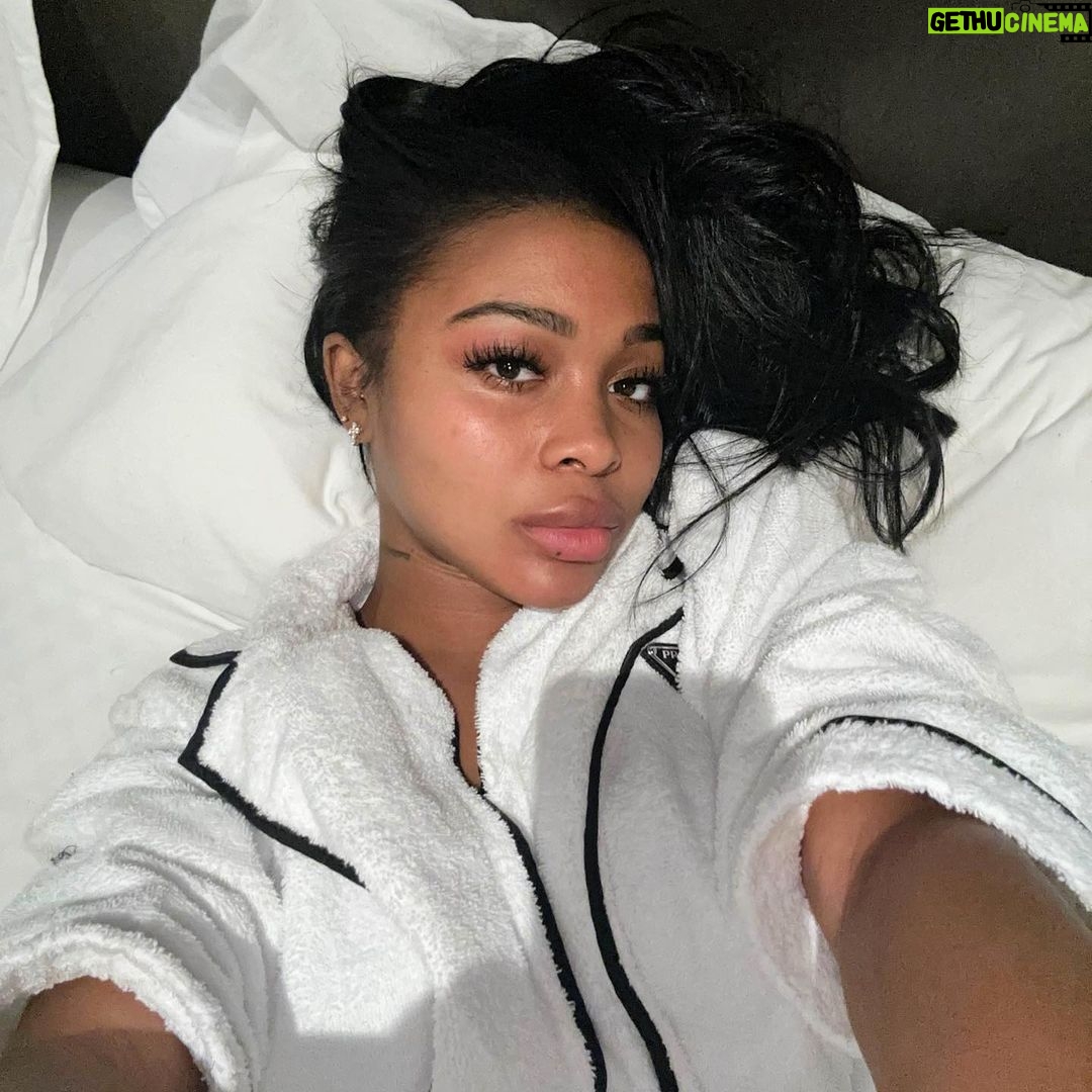 Jayda Cheaves Instagram - Just dropping by to say hi | 2:14AM