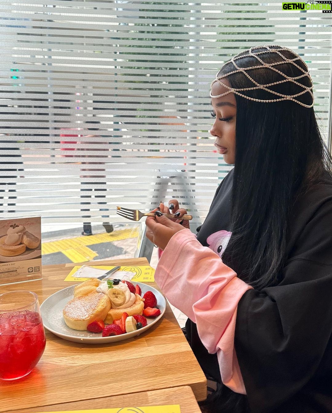Jayda Cheaves Instagram - Changing the scene > being seen 大手町の森