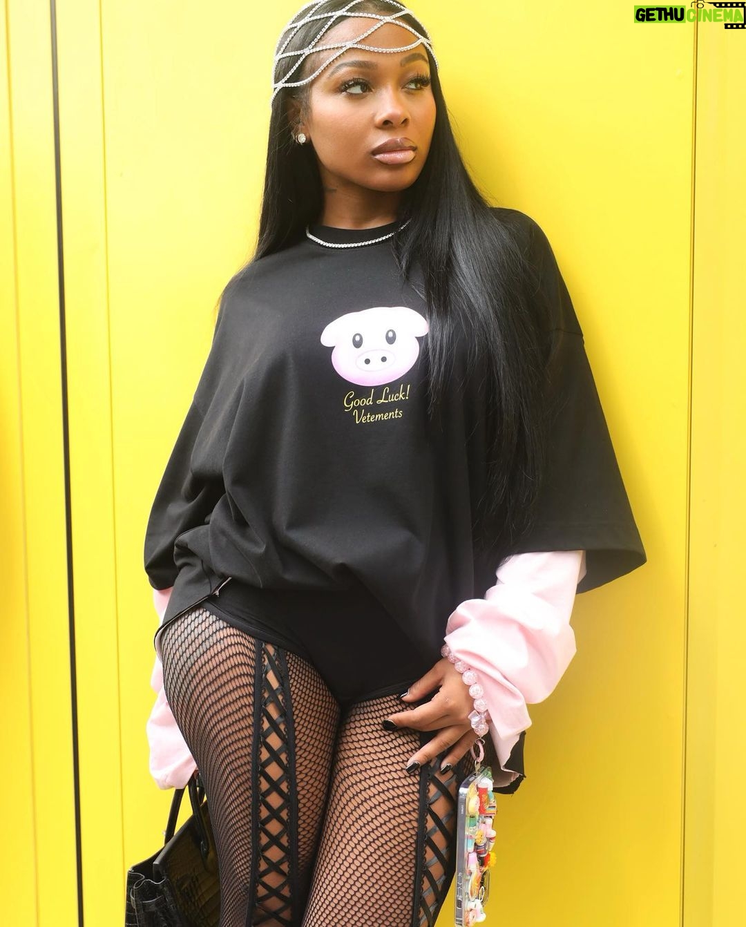 Jayda Cheaves Instagram - Changing the scene > being seen 大手町の森