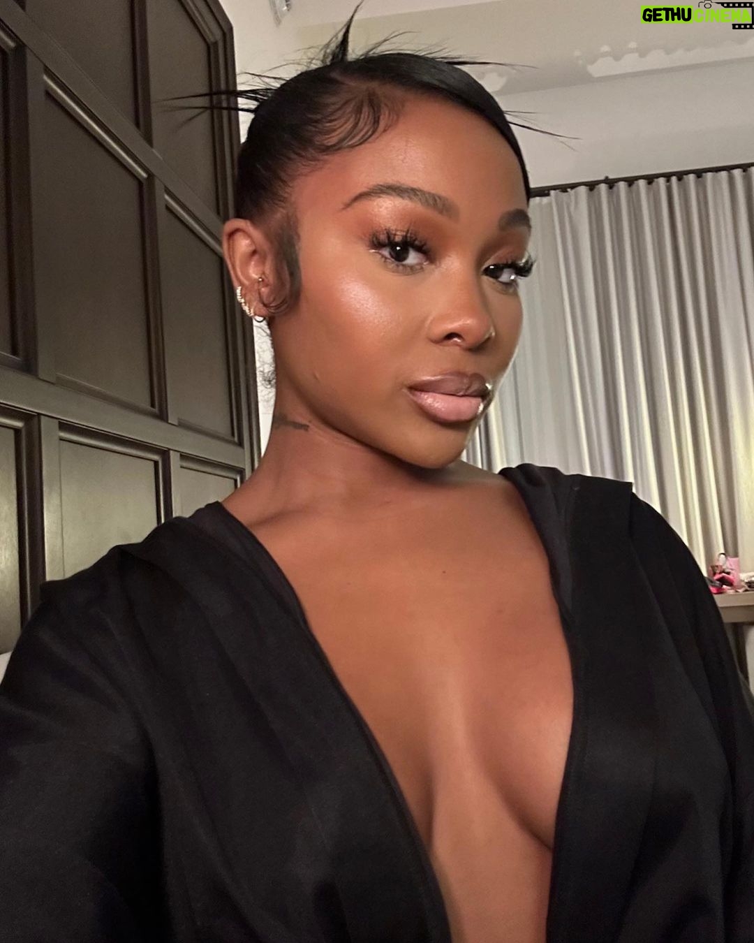 Jayda Cheaves Instagram - add to my peace or peace out 💋