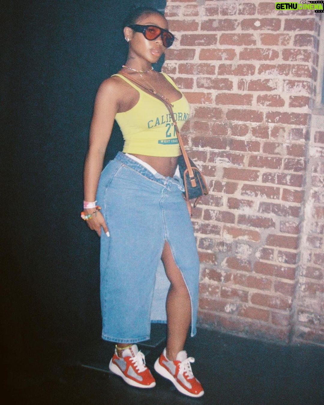 Jayda Cheaves Instagram - Here to express not impress💚🪄 @prettylittlething top/skirt