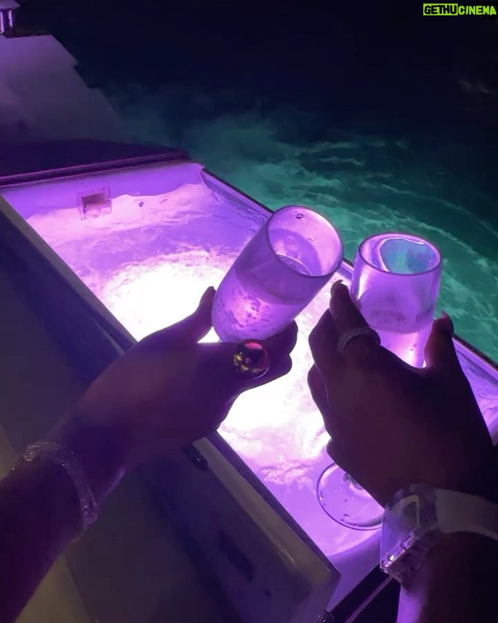 Jayda Cheaves Instagram - Yacht for 2 plz.💕 Kiki On The River