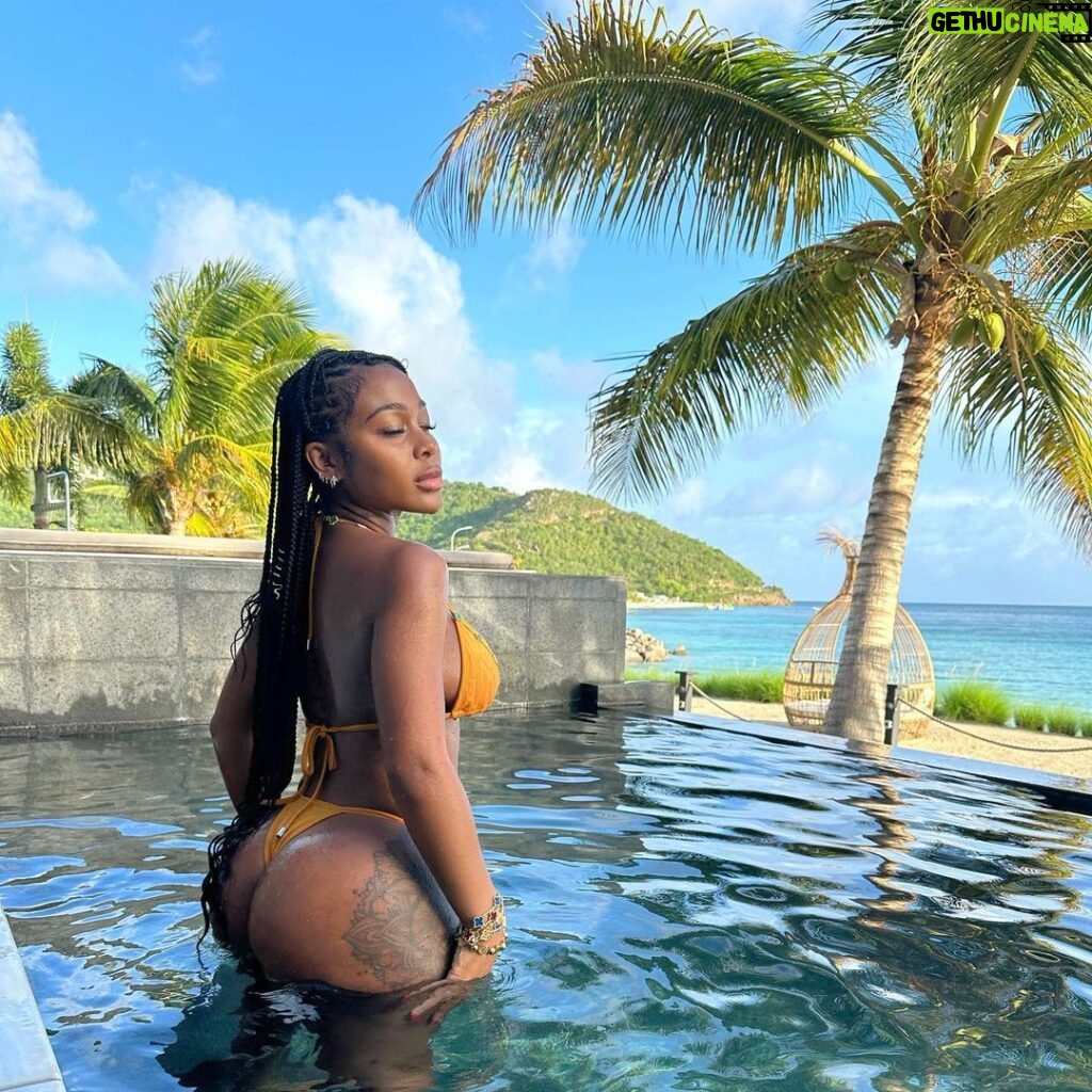 Jayda Cheaves Instagram - Body trippin like the water in Antigua 💦