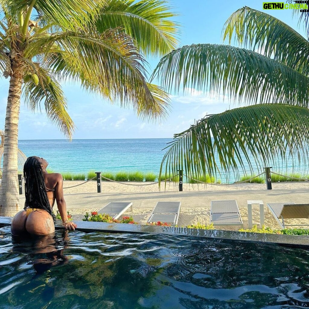 Jayda Cheaves Instagram - Body trippin like the water in Antigua 💦