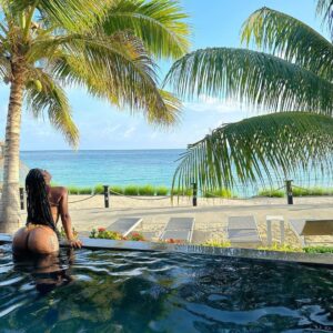 Jayda Cheaves Instagram - Body trippin like the water in Antigua 💦