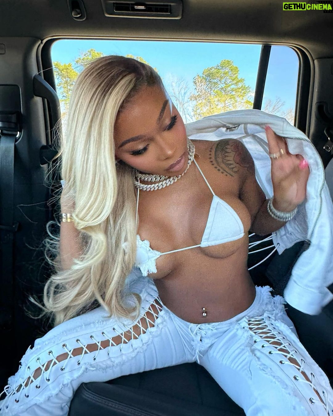 Jayda Cheaves Instagram - It’s sum bout this 🐶 i love her, can’t put my finger on it 💋 Frontal/bundles @dhairboutique Install : @iamdre708 Houston, Texas