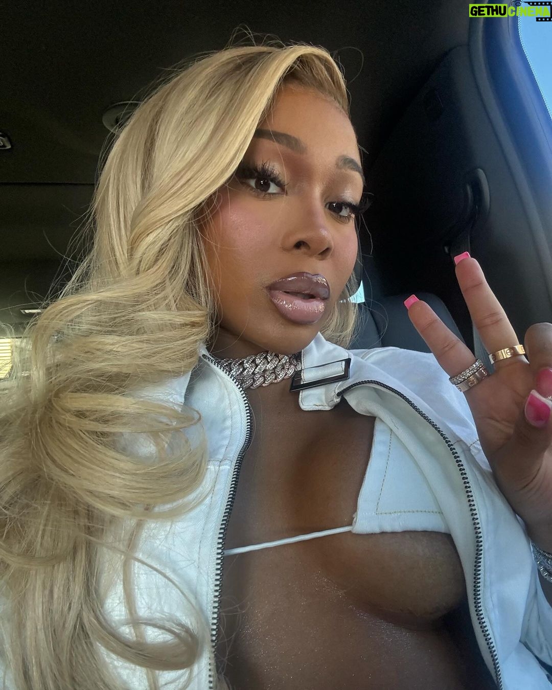 Jayda Cheaves Instagram - It’s sum bout this 🐶 i love her, can’t put my finger on it 💋 Frontal/bundles @dhairboutique Install : @iamdre708 Houston, Texas