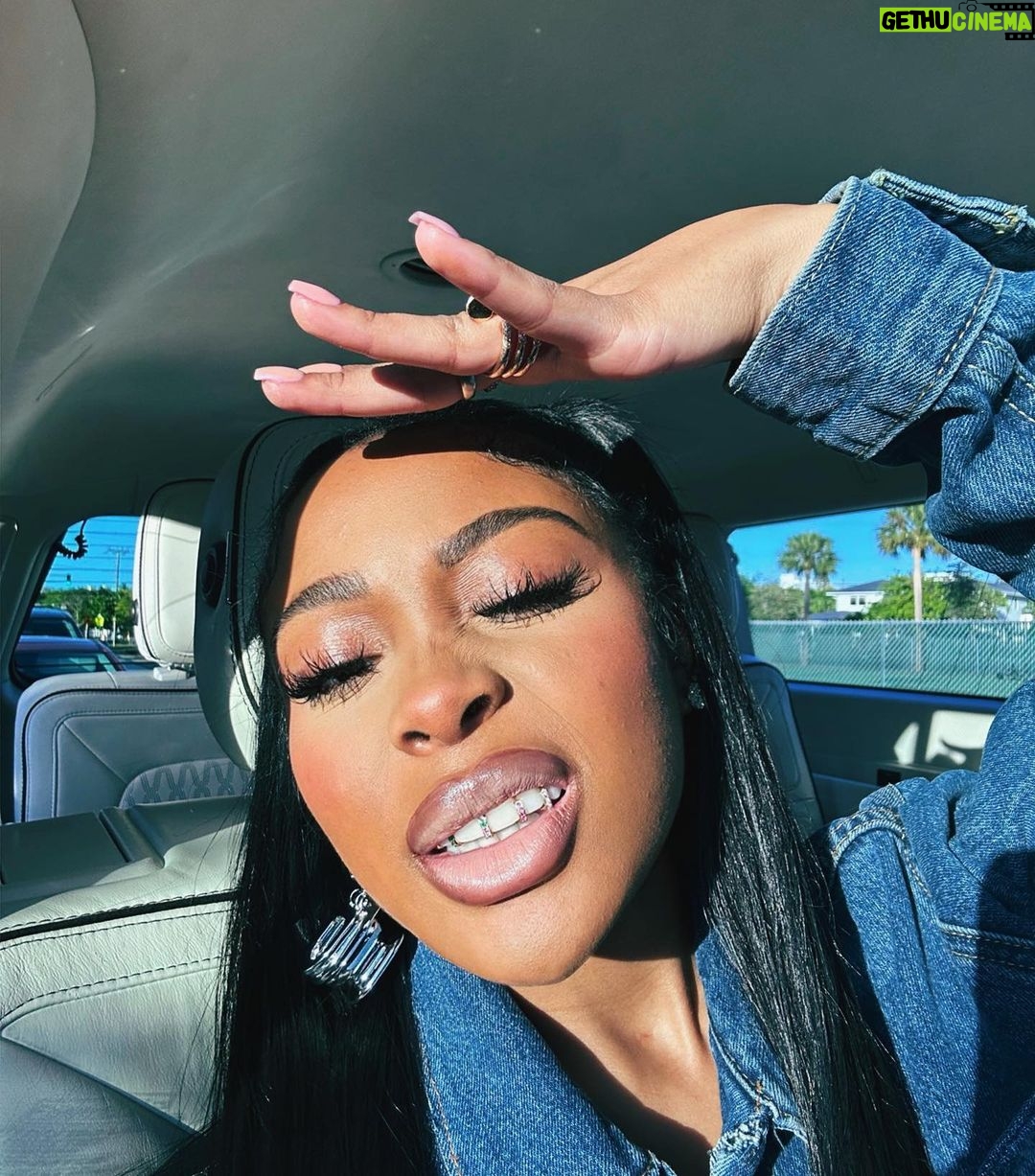 Jayda Cheaves Instagram - Walk in the room like God sent me☘️ Miami, Florida